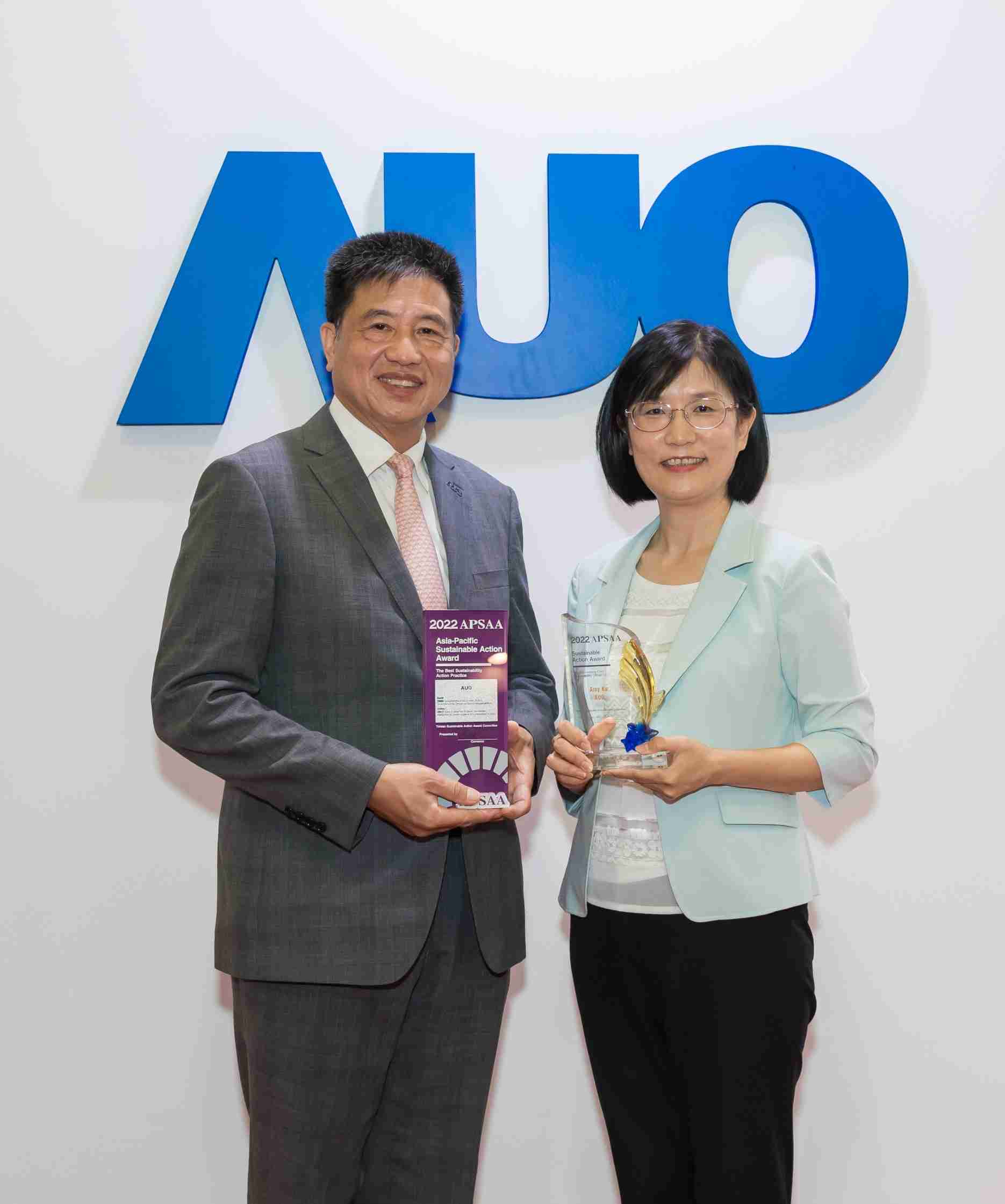 银河集团长期垫筑永续远景的基石，，，透过ESG暨气候委员会逐步实践永续策略蓝图。。。其中，，，，银河集团光电永续长古秀华带领团队、、、制定中长期目标，，缔造多面向亮眼表现，，获得「顶尖永续长奖」的个人奖殊荣（左：银河集团光电董事长暨执行长彭双浪，，右：银河集团光电永续长古秀华）