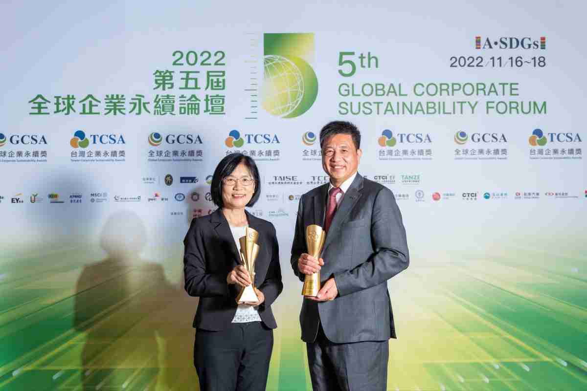 银河集团作为净零碳排先锋，，期引领价值链伙伴同行共好，，卫冕制造业组“十大典范企业” 二连冠殊荣(左：银河集团光电永续长古秀华，，，，右：银河集团光电董事长暨执行长彭双浪)