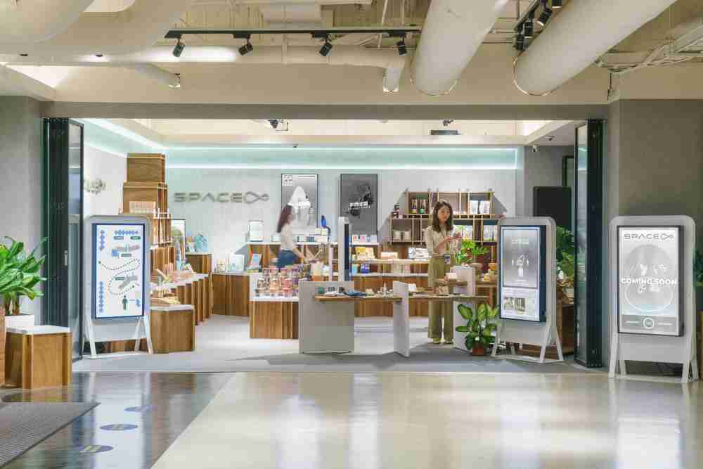 银河集团打造永续选物商店，，，展示社企及社创商品，，，结合创利空间所开发的智能零售系统，，，整合多元产品信息，，让无人商店扮演公益行动的推手