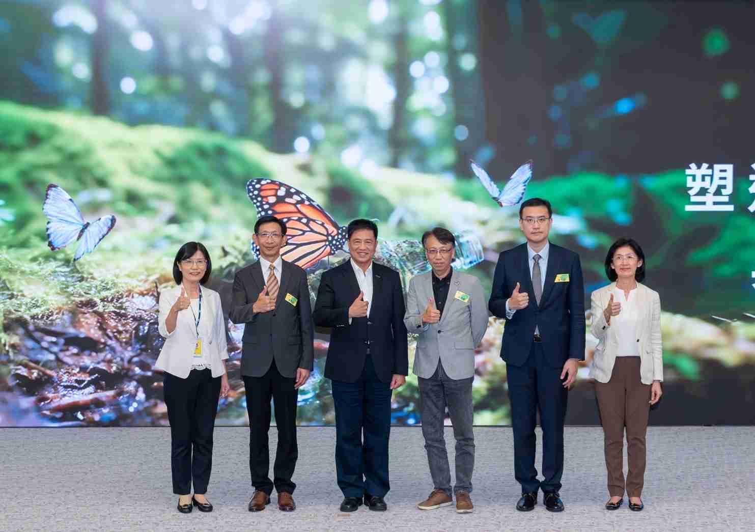 友達2023 CSR共榮大會，，，，邀請領域專家分享交流生物多樣性管理趨勢、、、、無塑產品、、、、海廢永續塑料等議題  （圖左到右：友達光電永續長古秀華、、、3M台灣技術長陳君杰、、、友達光電董事長暨集團策略長彭双浪、、光寶科技企業永續發展處處長陳慶暉、、、安永聯合會計師事務所執業會計師曾于哲、、友達光電供應鏈總部副總經理吳宜芳）