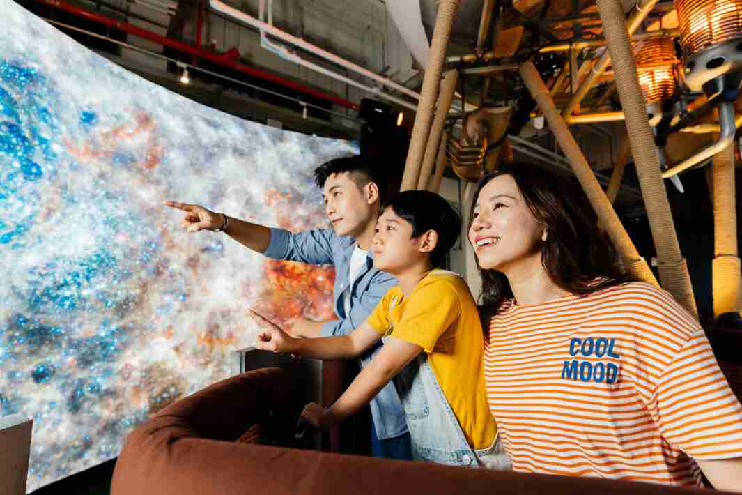 银河集团打造全台最大宽6公尺、、高4公尺、、唯一搭载LED弧形拼接显示屏的动感飞行船，，，，让乘客驻足在热气球上，，，享受身历其境的伪出国旅游乐趣