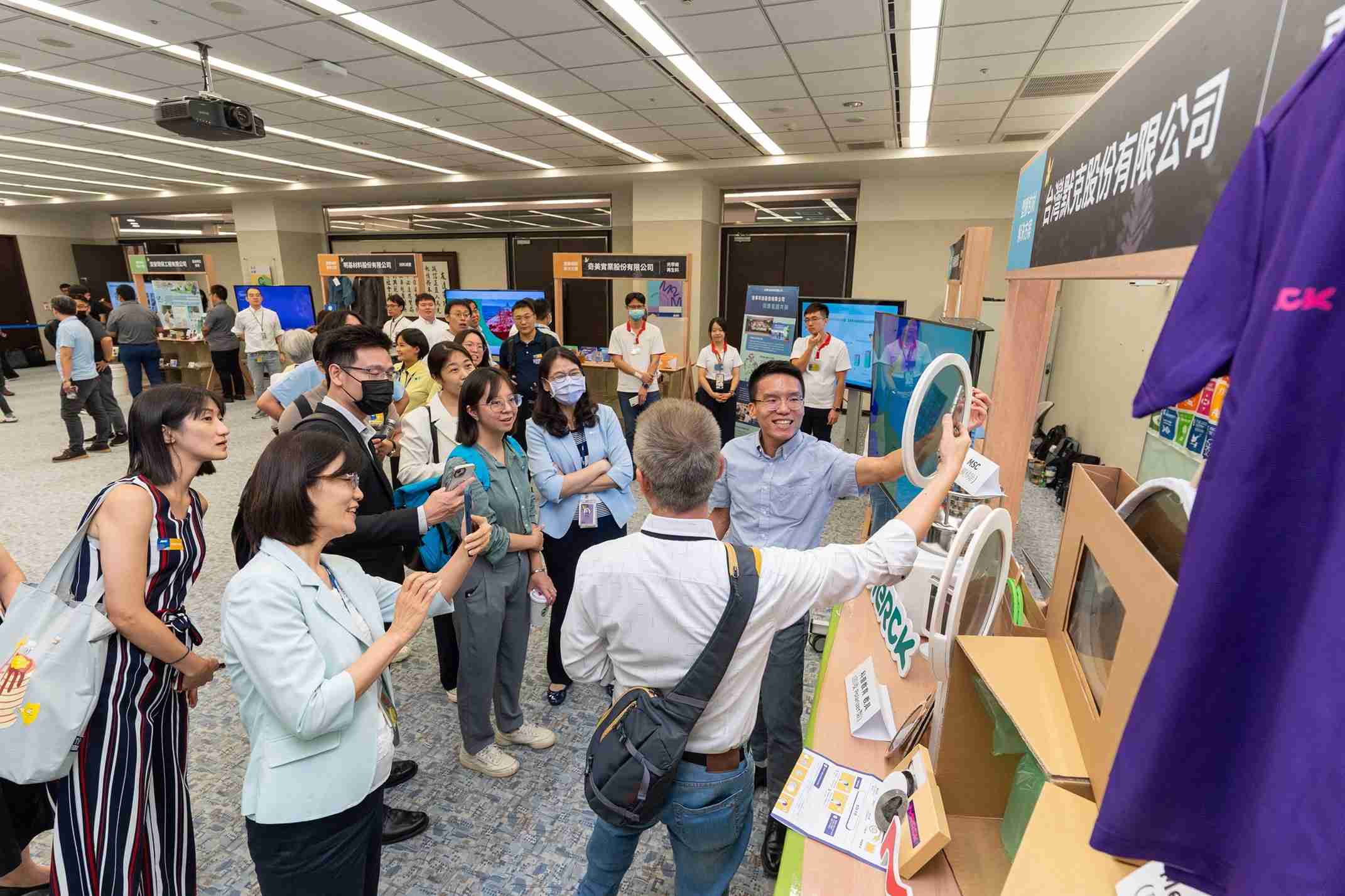 银河集团连手产业伙伴策划首届生态圈联展，，展示如何将废塑料循环再利用，，，创新解决方案包括：塑料包材再生与循环使用、、、、再生塑料研发及应用、、、、废塑料回收再生技术、、减塑生活提案等
